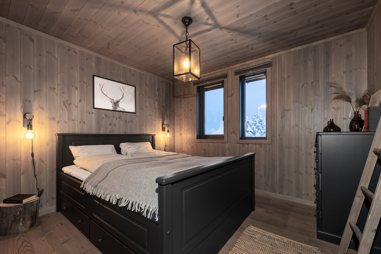 Mastersoverom med god plass til dobbeltseng og oppbevaring Galleribilde