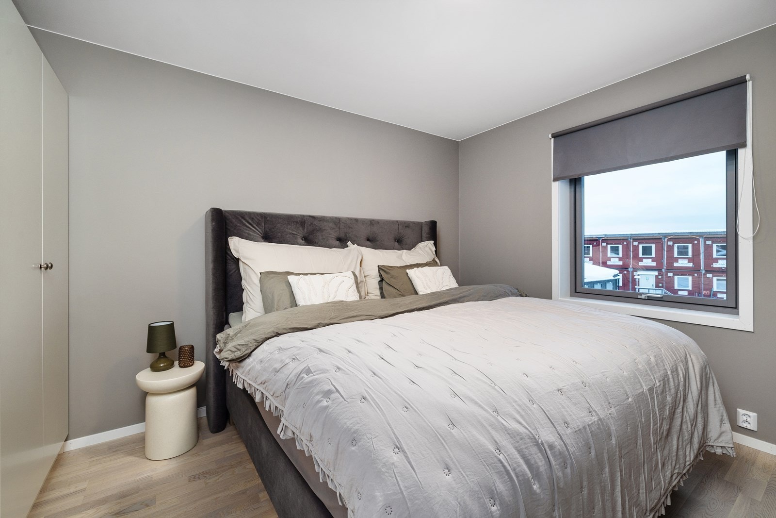 Soverom 1. Leiligheten byr på fire romslige soverom, alle med god plass til både seng, nattbord og praktiske garderobeløsninger. Galleribilde