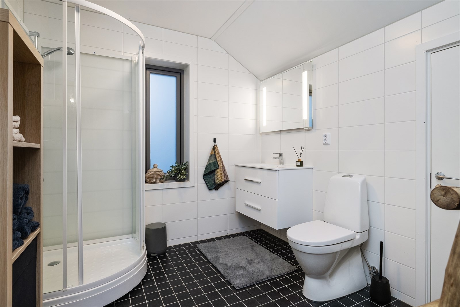 Badet i andre etasje har et moderne uttrykk og er innredet med baderomsinnredning, toalett og dusjkabinett. Galleribilde