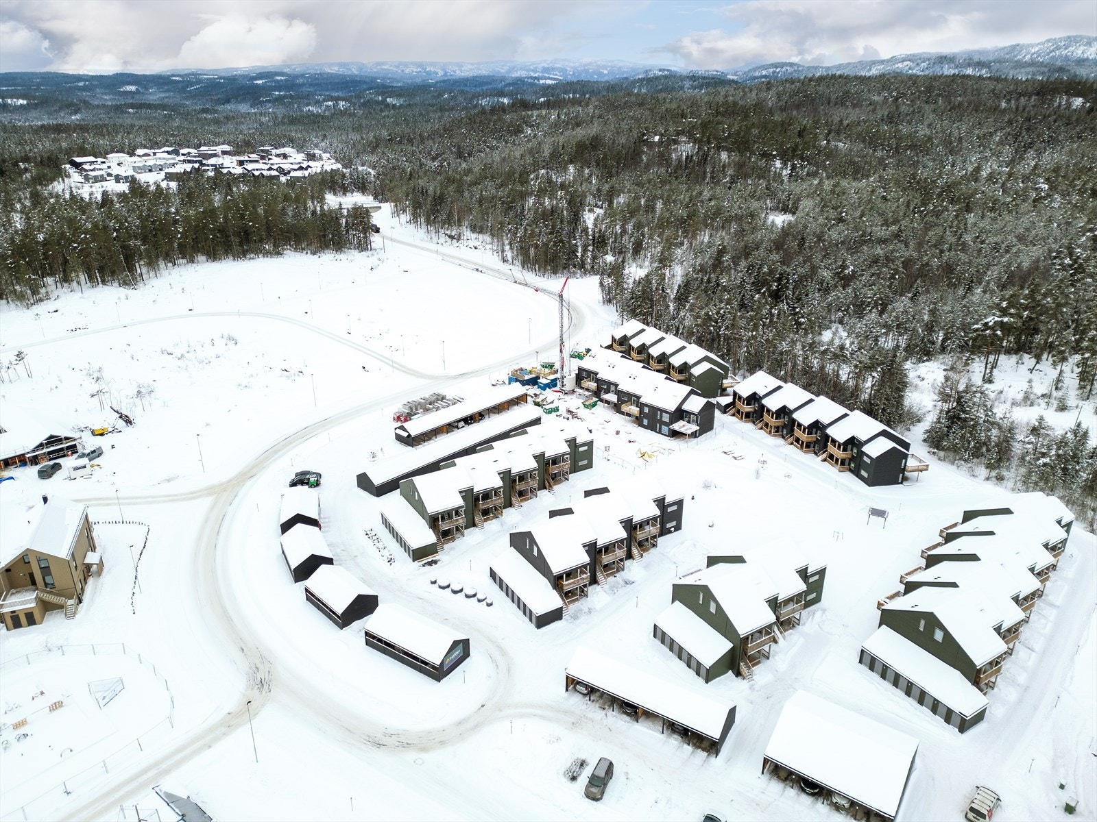 Kort vei til Vestfossen hvor det er ungdomsskole, samt et hyggelig sentrum. Vestfossen omtaler seg selv som Kulturhovedstaden og har et rikt kulturtilbud. Galleribilde