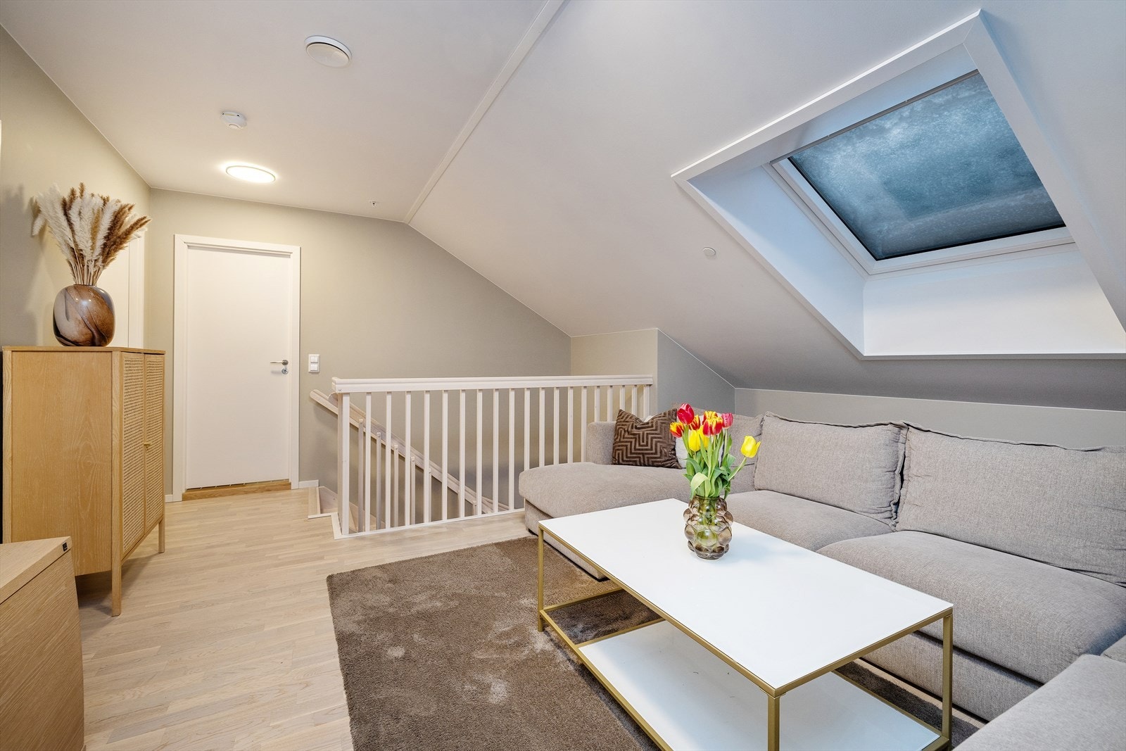 Stuen fremstår lys og romslig med god plass til møblement. Galleribilde