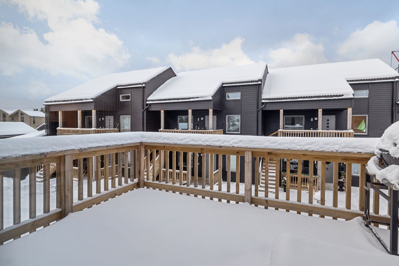 Leiligheten har en romslig balkong med plass til utemøbler. Galleribilde