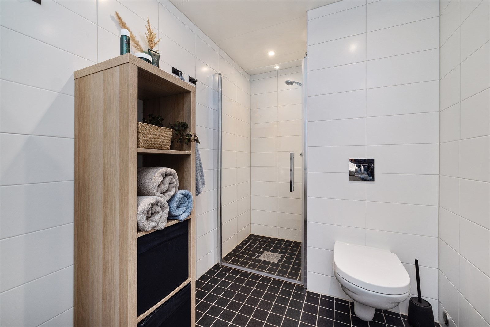 Badet i første etasje er utstyrt med baderomsinnredning, vegghengt toalett og dusjhjørne. Galleribilde