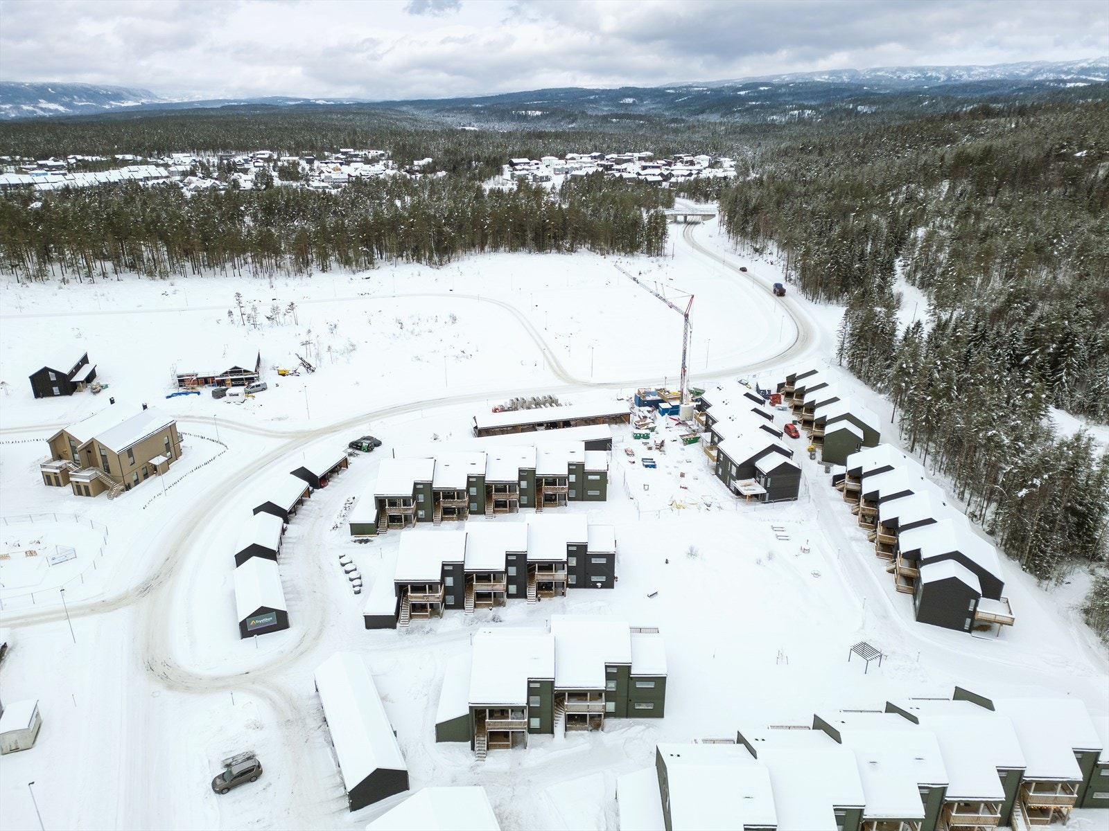 I tillegg har man marka med flotte turmuligheter i umiddelbar nærhet, samt helårs lysløype med godt løypenett. Det er kort vei til kunstgressbane, cross-fit apparater og Ormåsen disc-golfbane. Galleribilde