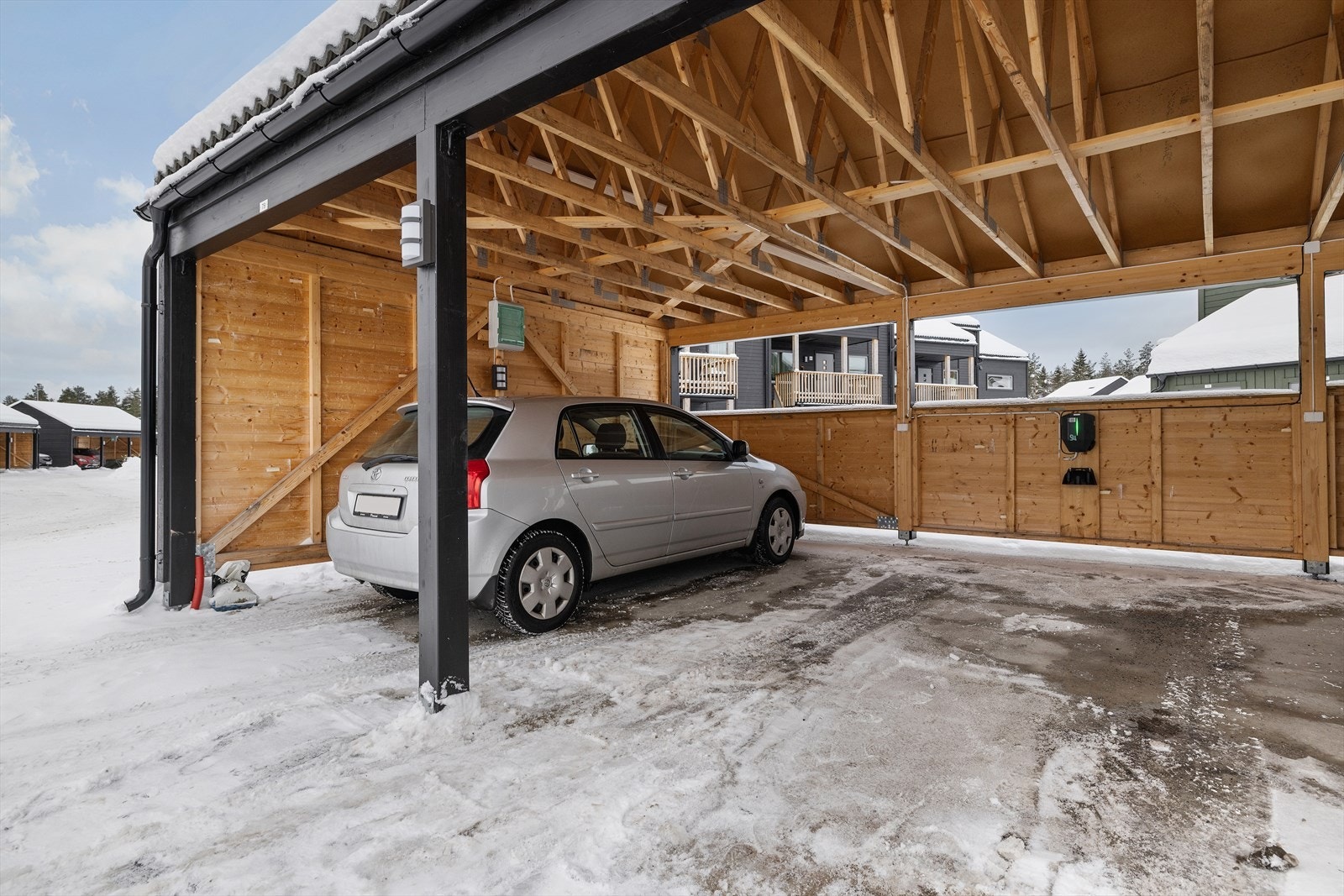 Parkering i carport med elbillader. Galleribilde