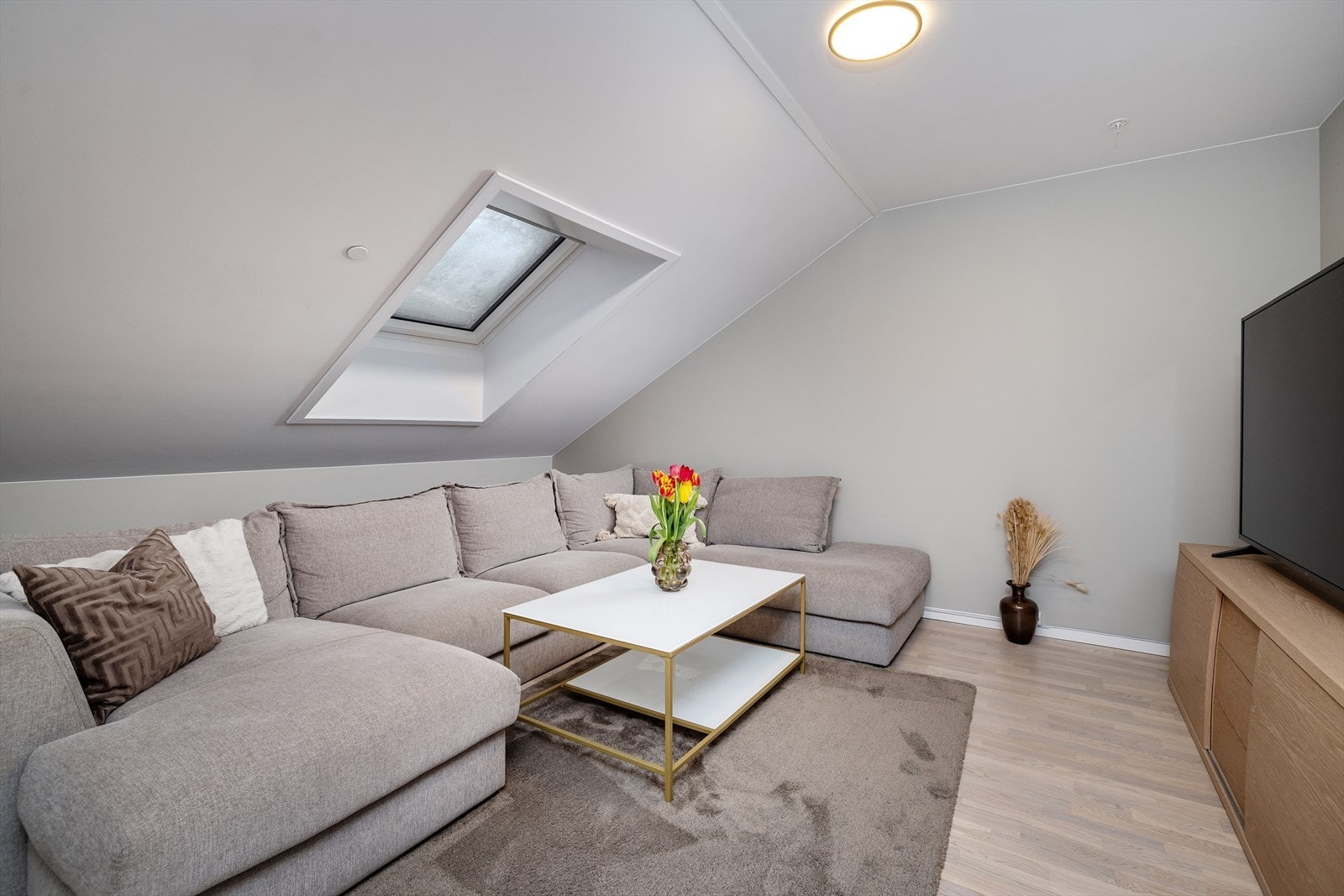 Stuen i 2. etasje benyttes i dag som TV-stue. Galleribilde