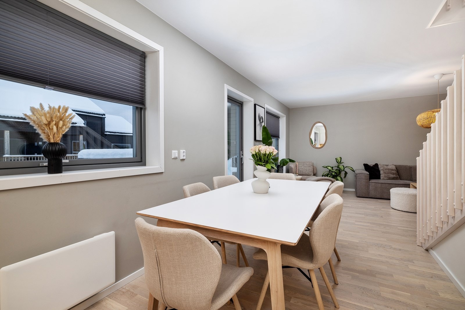Stuen har god plass til spisebord og stoler, perfekt for både hverdag og hyggelige sammenkomster. Galleribilde