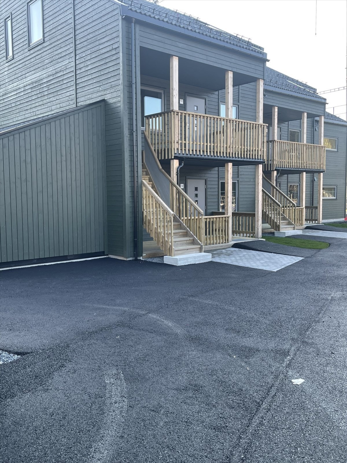 IMG_4912.jpegAsfaltert gårdsplass og fint inngangsparti Galleribilde