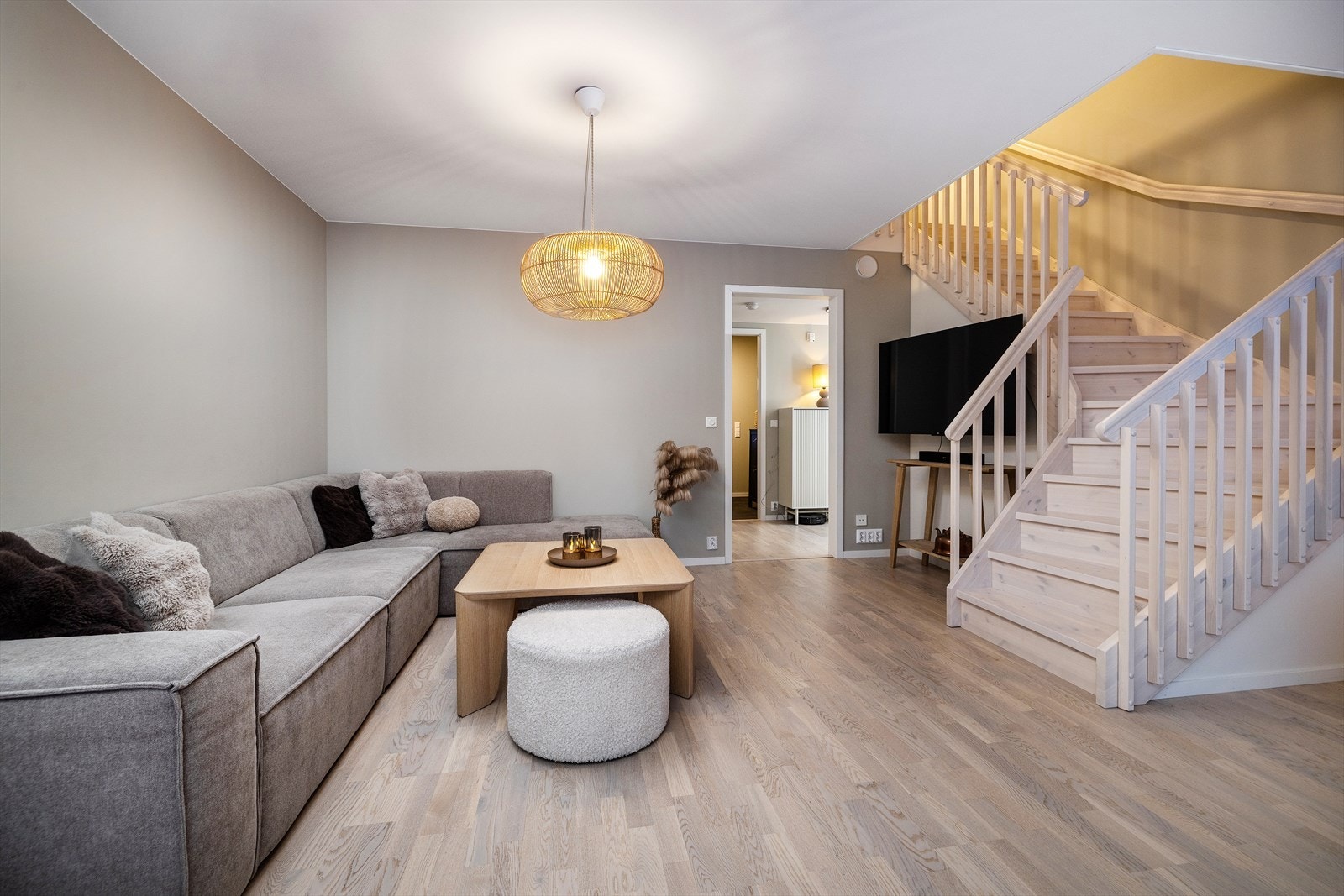 Stuen er romslig med plass til sofa og øvrig møblement. Galleribilde