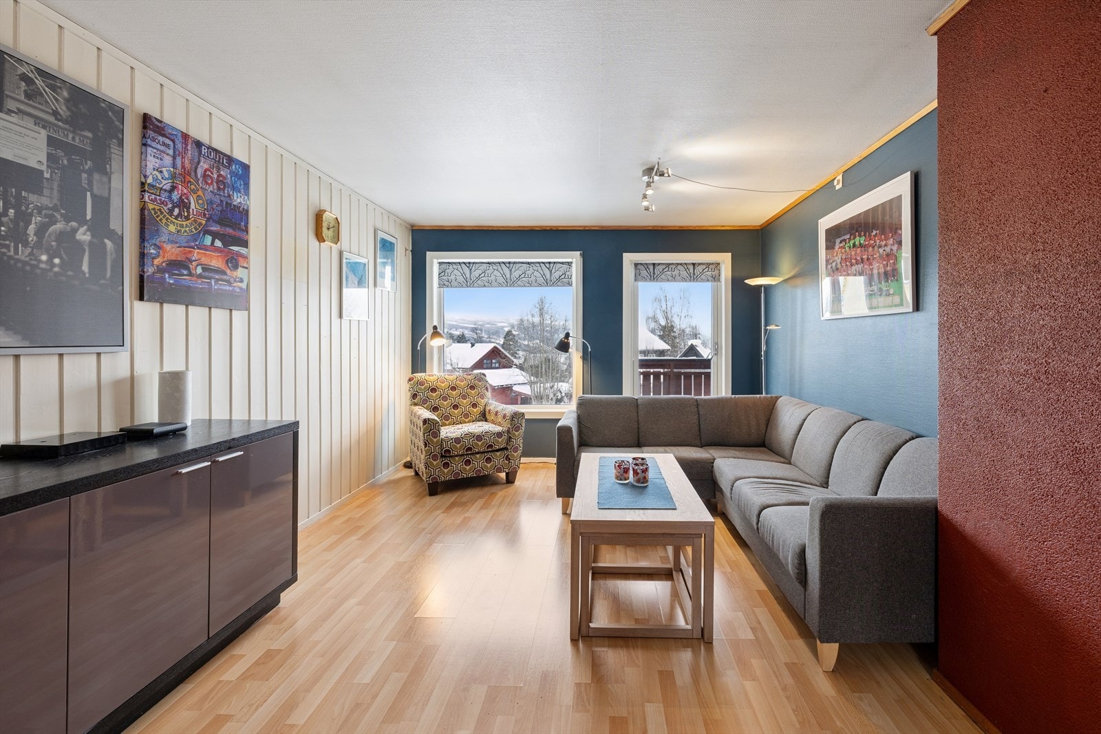 Stuen har god plass til sofagruppe og annet ønskelig møblement. Galleribilde