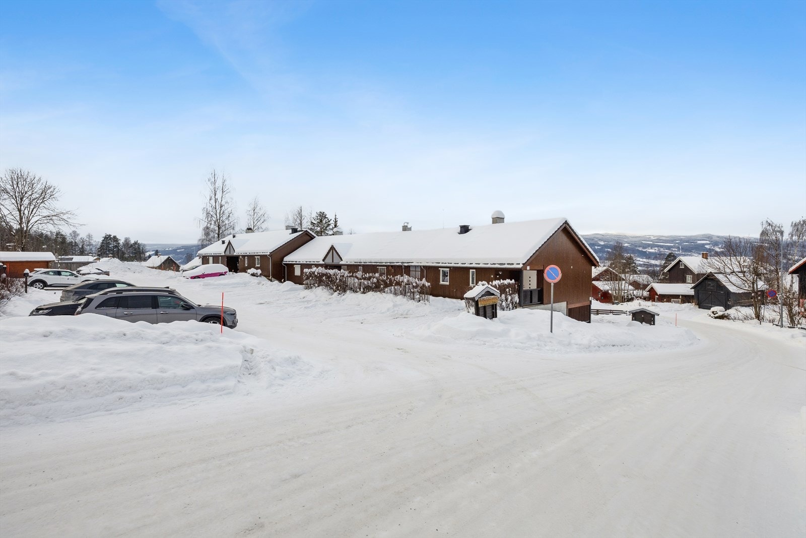 Leiligheten disponerer en fast parkeringsplass utenfor døra. Ellers er det gratis gjesteparkering på borettslagets eiendom. Galleribilde