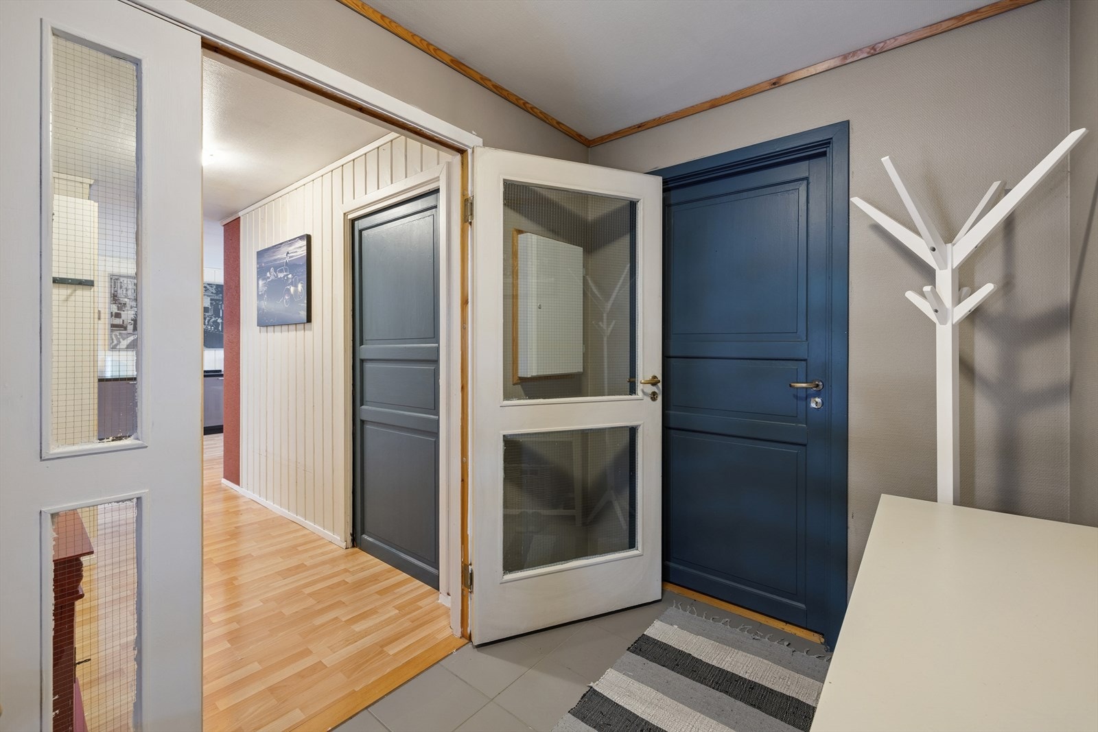 Leiligheten byr på en romslig entré med slitesterkt flisgulv og direkte tilgang til bod/garderoberom - perfekt for yttertøy og sko. Galleribilde