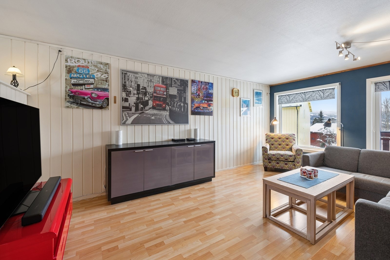 Herfra er det utgang til vestvendt balkong, og store vinduer gir godt med lysinnslipp. Galleribilde