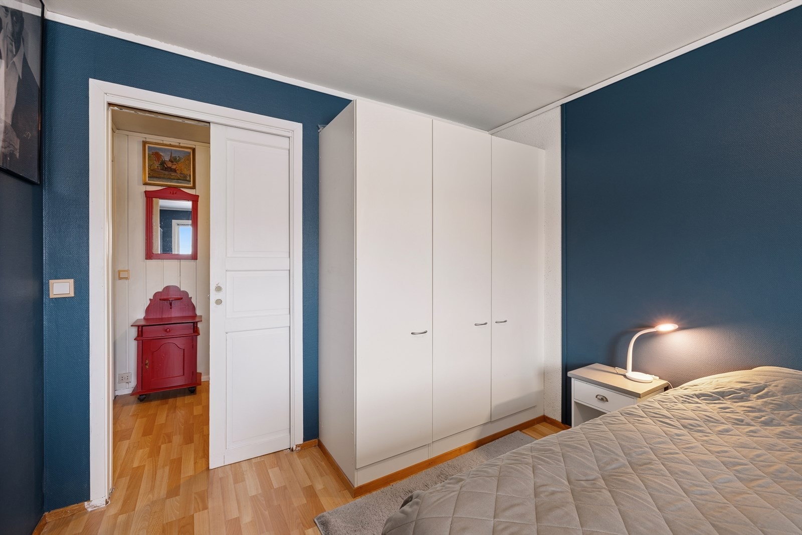 Rommet har god plass til innredning som garderobeskap og kommode. Galleribilde
