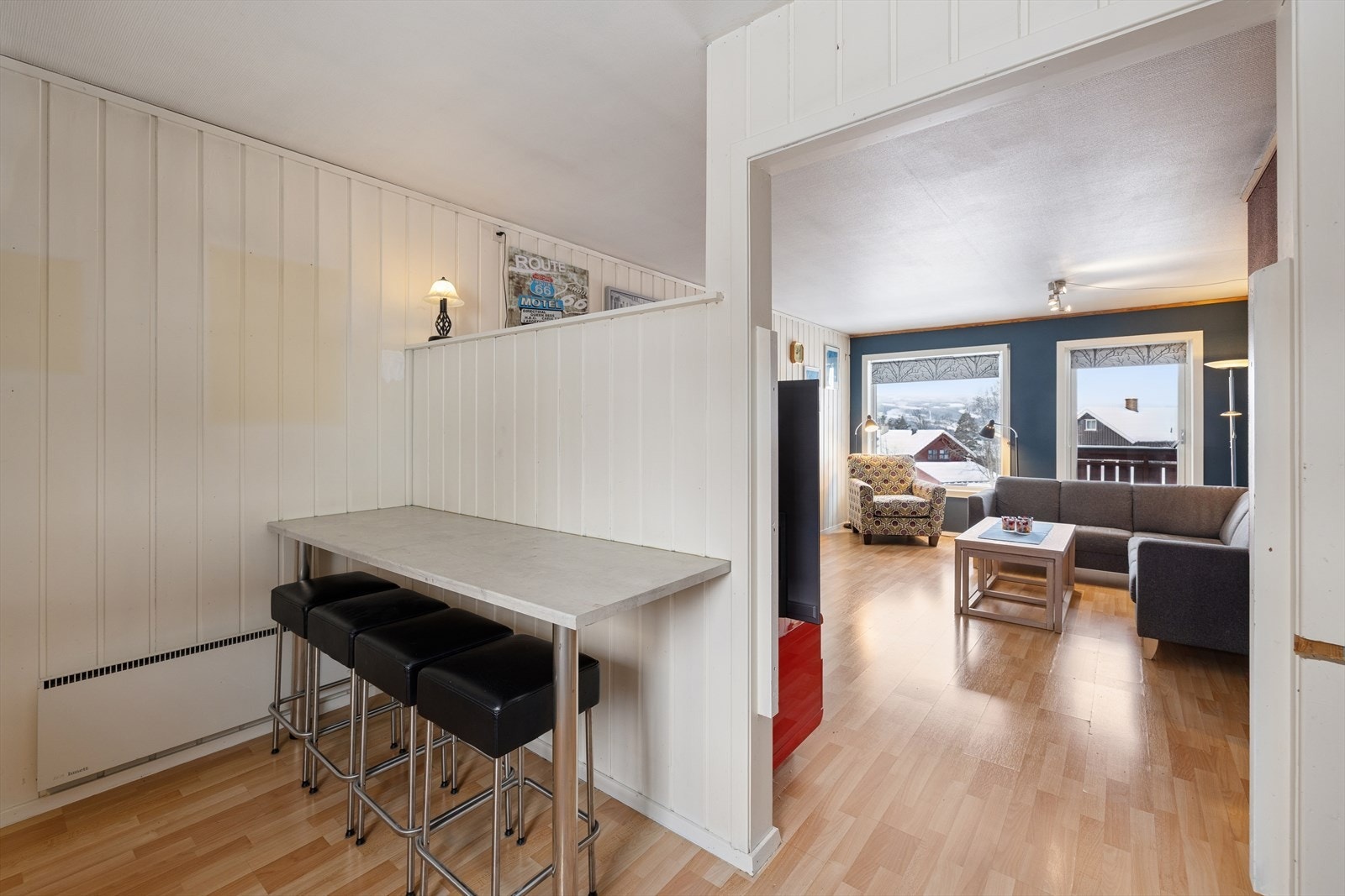 Stuen og kjøkkenet ligger i delvis åpen løsning, med lysinnslipp fra både øst og vest. Galleribilde