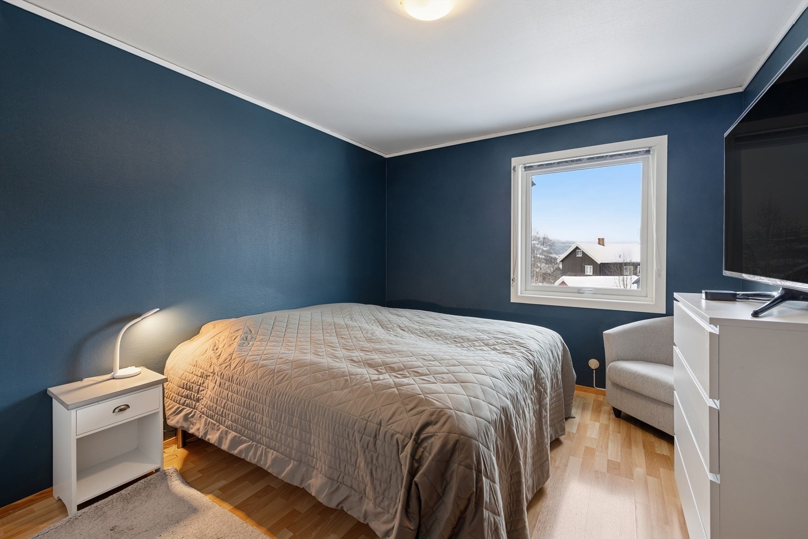 Leiligheten har ett soverom i behagelige farger. Galleribilde