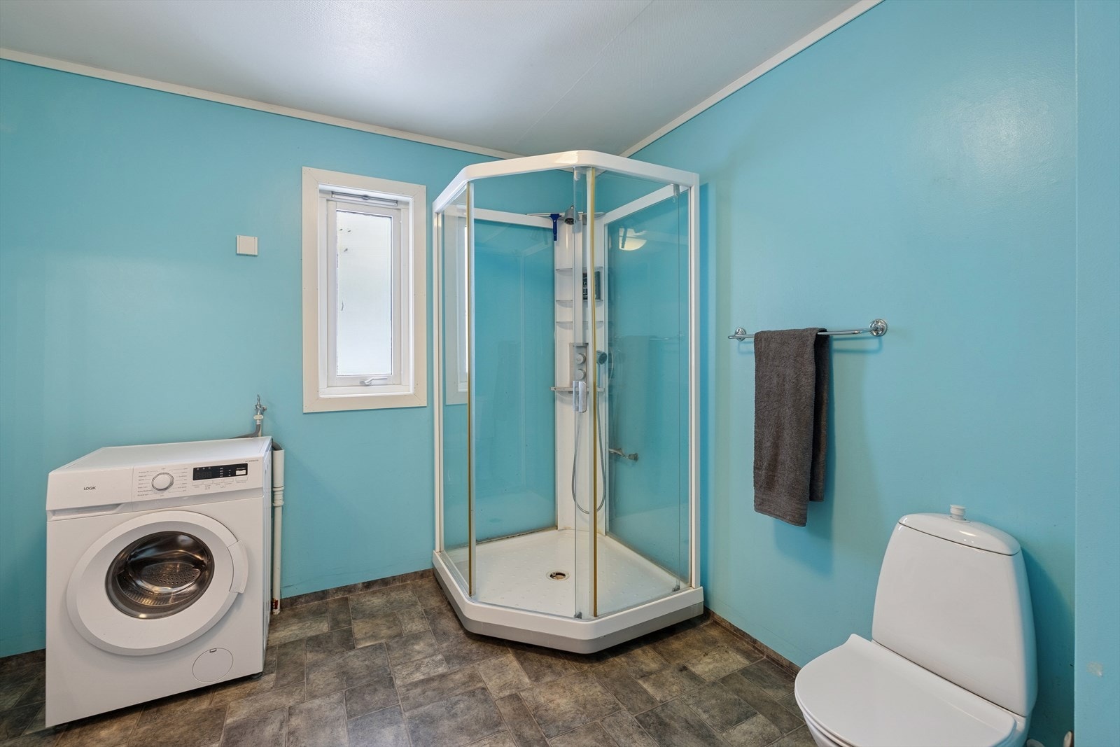 Rommet varmes opp med gulvvarme. Galleribilde