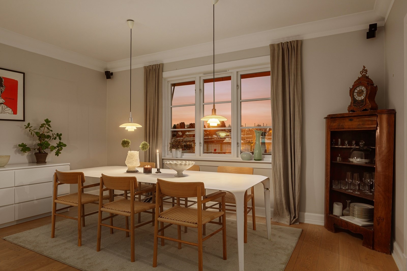 Romslig spisestue med plass til langbord av god størrelse med mange stoler. Galleribilde