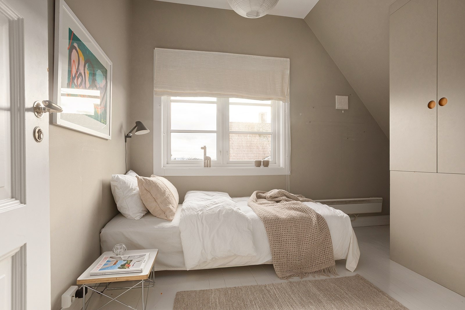 Soverom med plass til dobbelseng, nattbord og garderobeløsning. Galleribilde