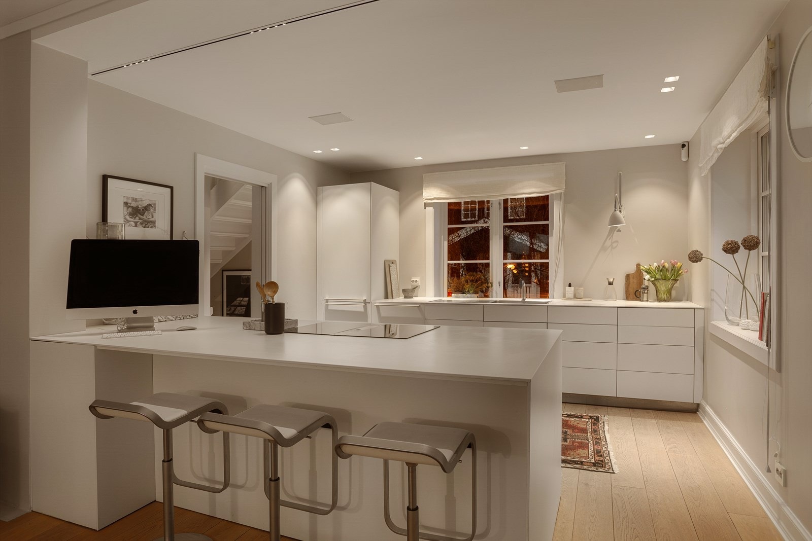 Kjøkkenet fungerer også som en hyggelig spiseplass. Galleribilde