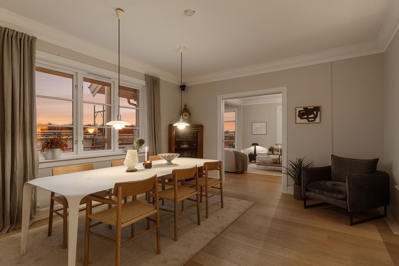 Romslig spisestue med plass til langbord av god størrelse med mange stoler. Galleribilde