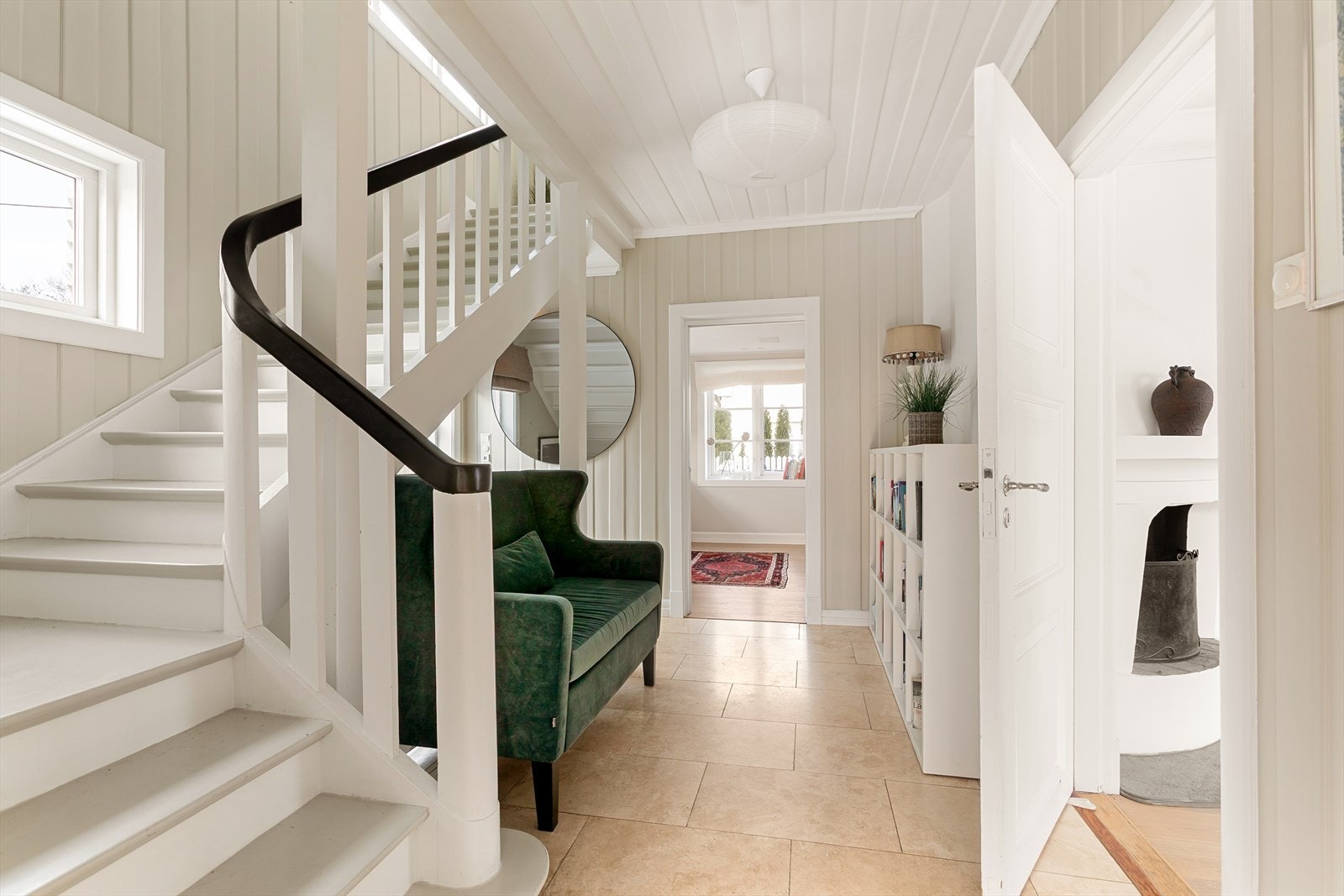 Flislagt mellomgang med trapp mellom etasjene. Galleribilde