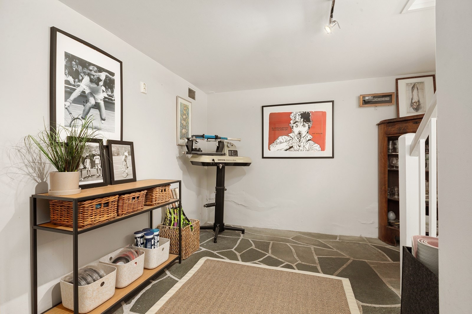 Mellomgang i underetasjen. Galleribilde