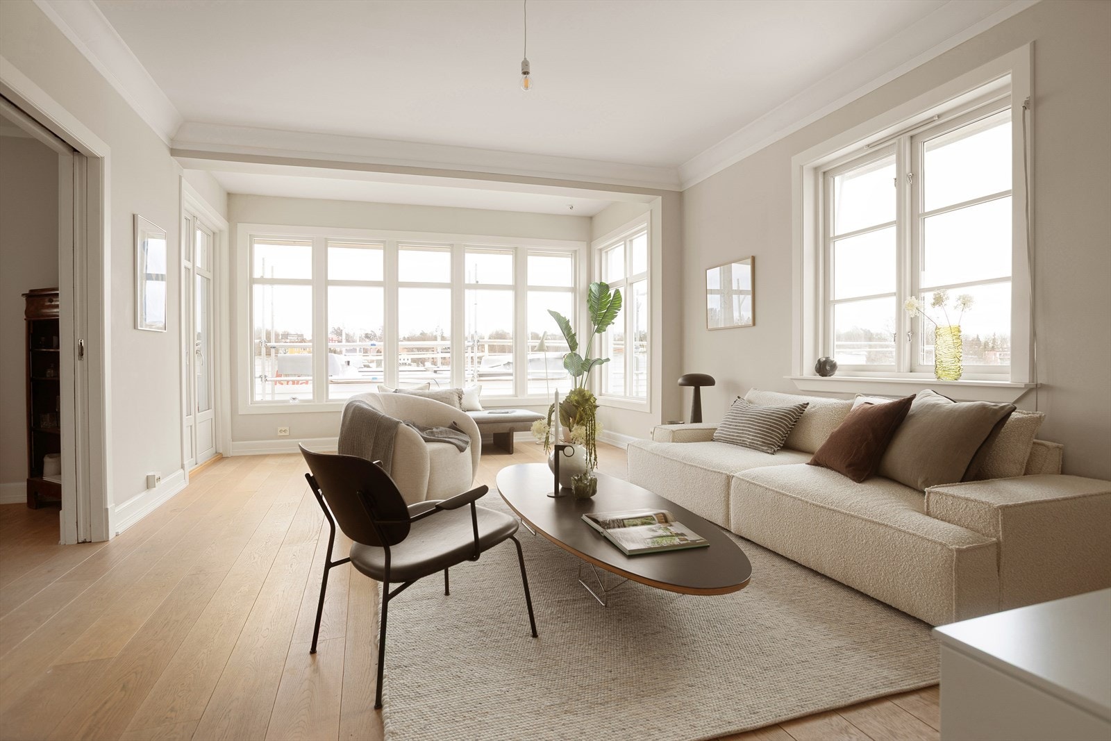 Stuen har vindusflater på 3 sider som gir et svært åpent og luftig inntrykk. Galleribilde