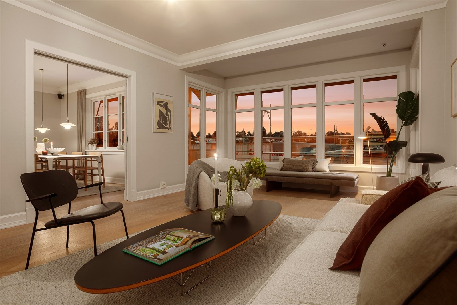 I boligens 1. etasje finner du de sosiale oppholdsrommene som stue, spisestue og kjøkken. Galleribilde