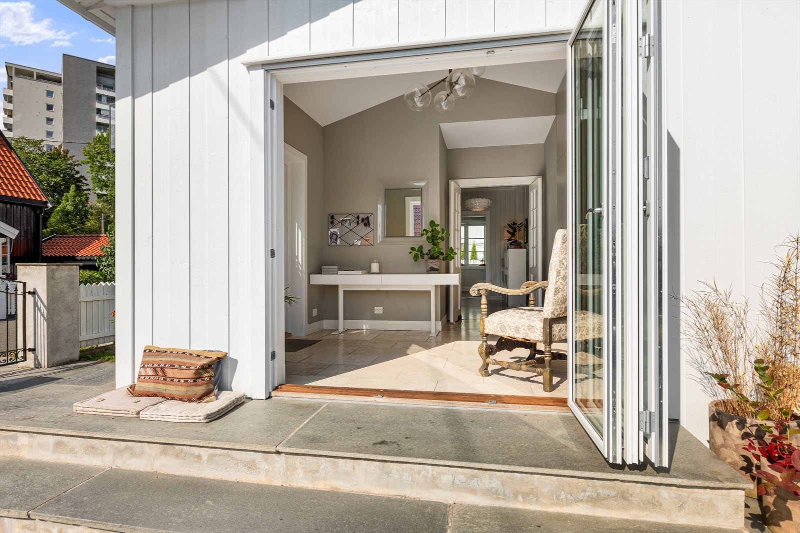 Skyvedøren i glass forlenger boligen ut mot uteområdene. Galleribilde