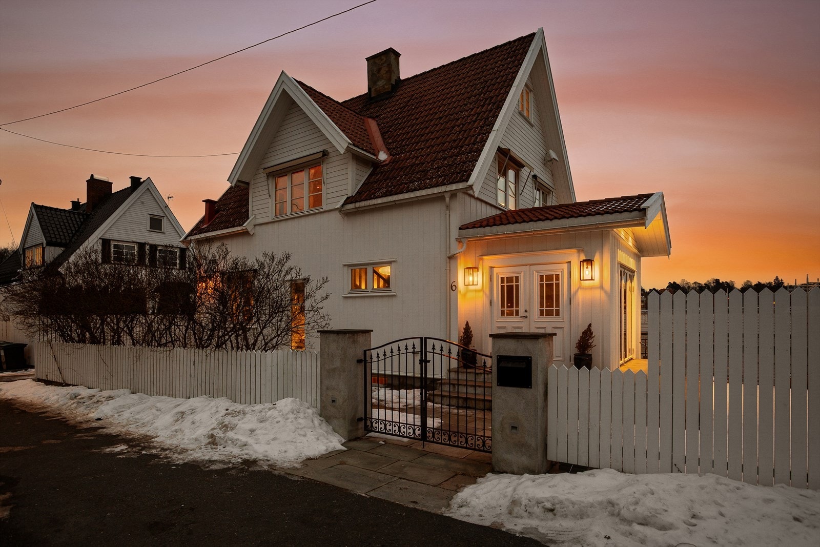 En klassisk, lys og tiltalende familiebolig med etterspurt beliggenhet i rolig blindvei på Smestad. Galleribilde