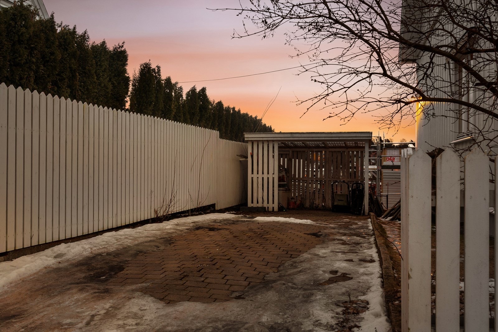 Oppstillingsplass på egen stenlagt gårdsplass. Galleribilde