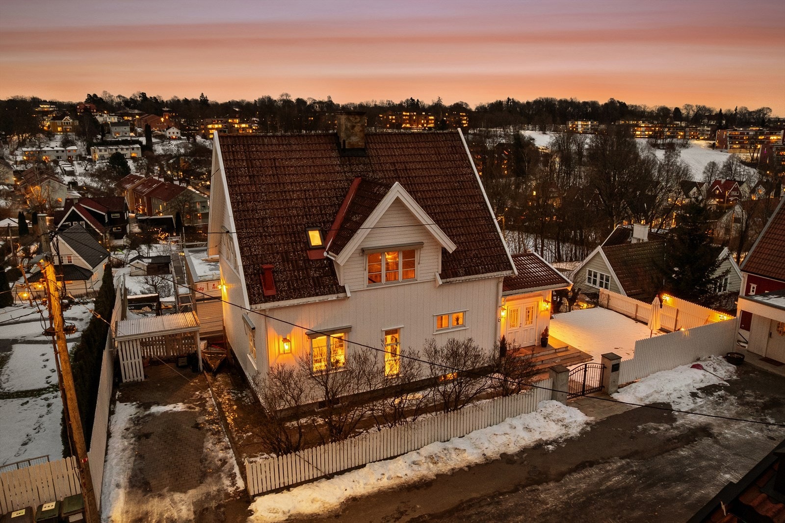 Boligen ligger koselig til i grønne, barnevennlige og rolige omgivelser på en høyde innerst i den trafikkstille blindveien Gullkroken. Galleribilde