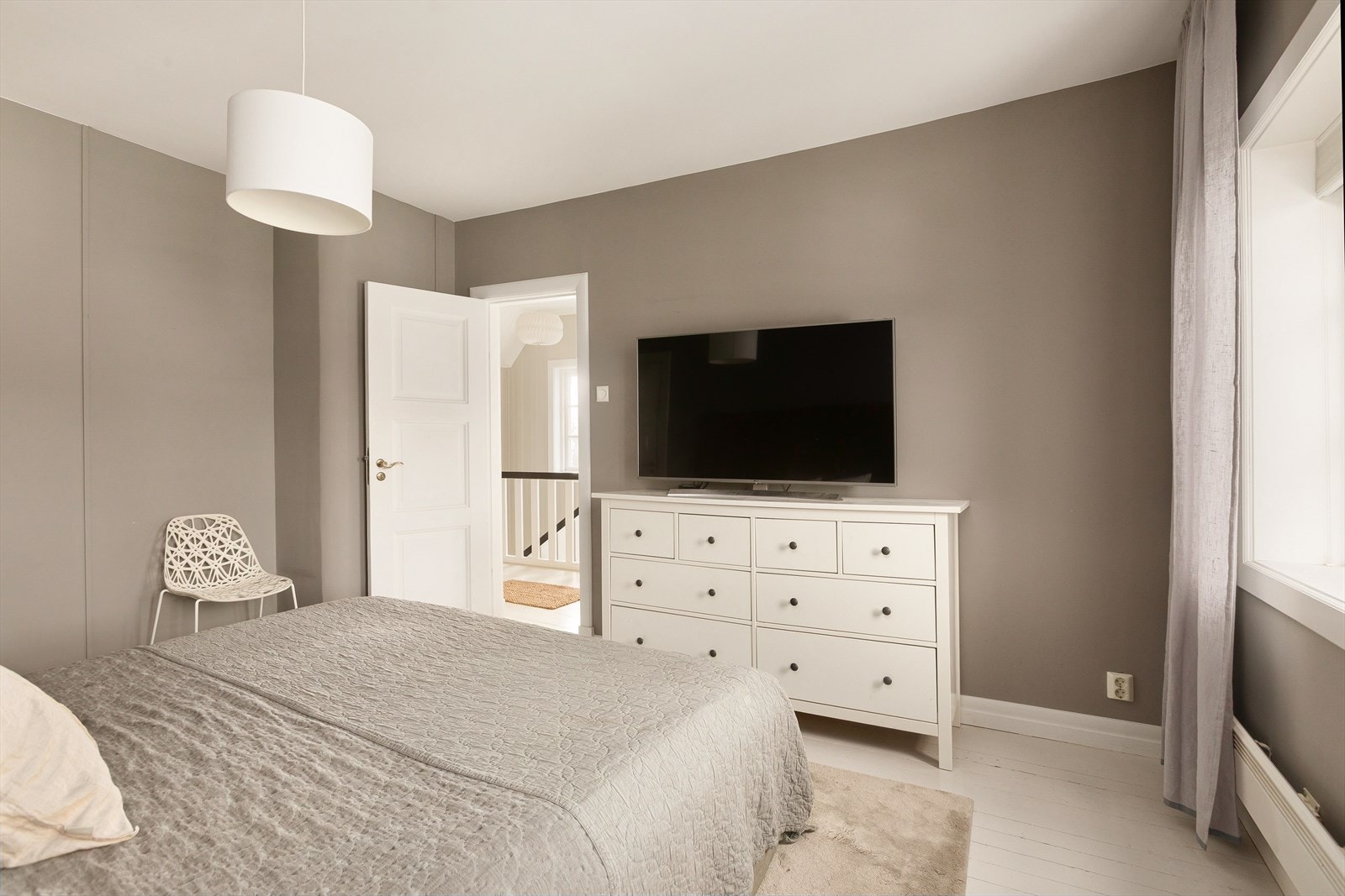 Soverommet er malt i elegante farger og har en god romfølelse. Galleribilde