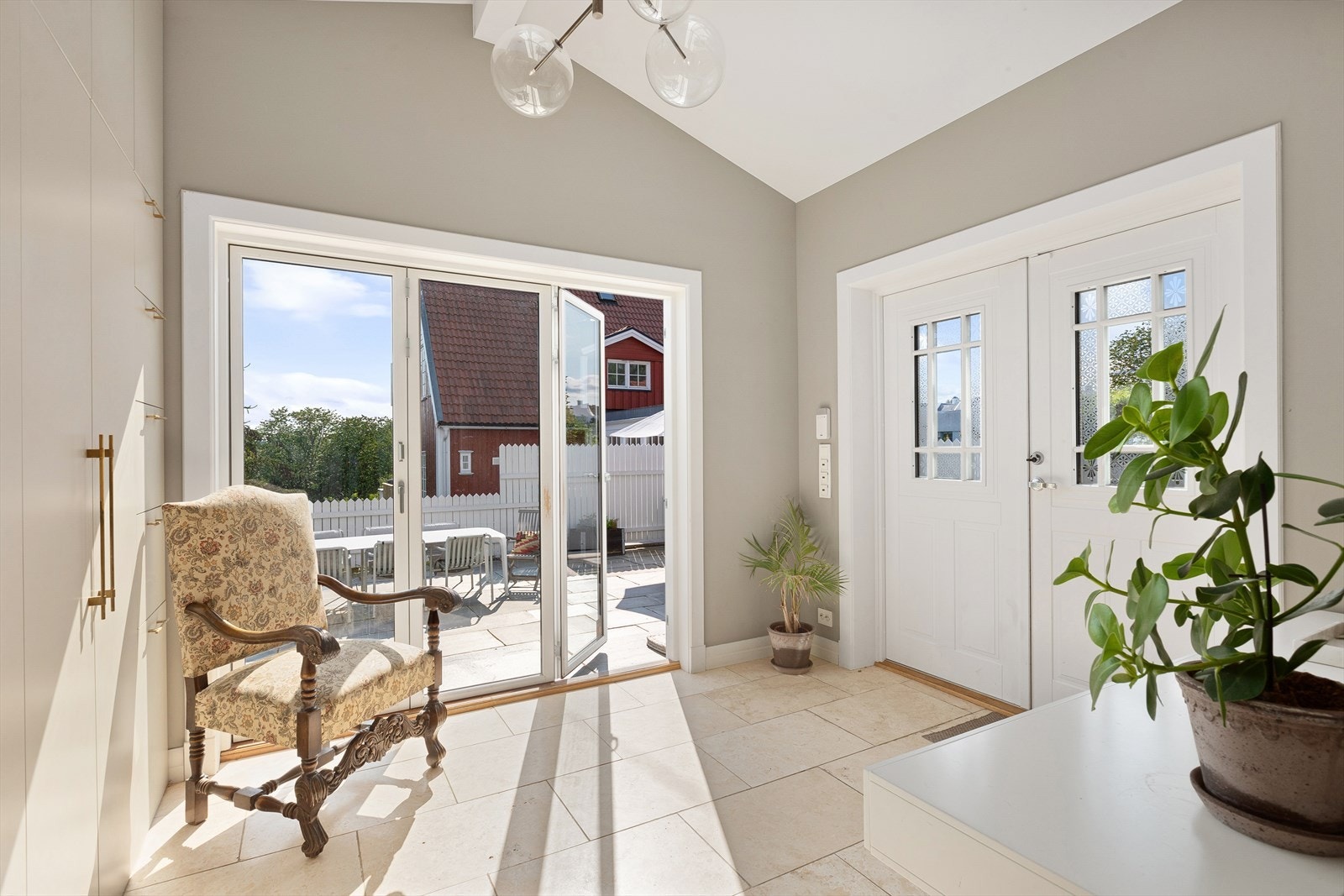 Fra entréen er det enkel adkomst til uteplassen. Galleribilde