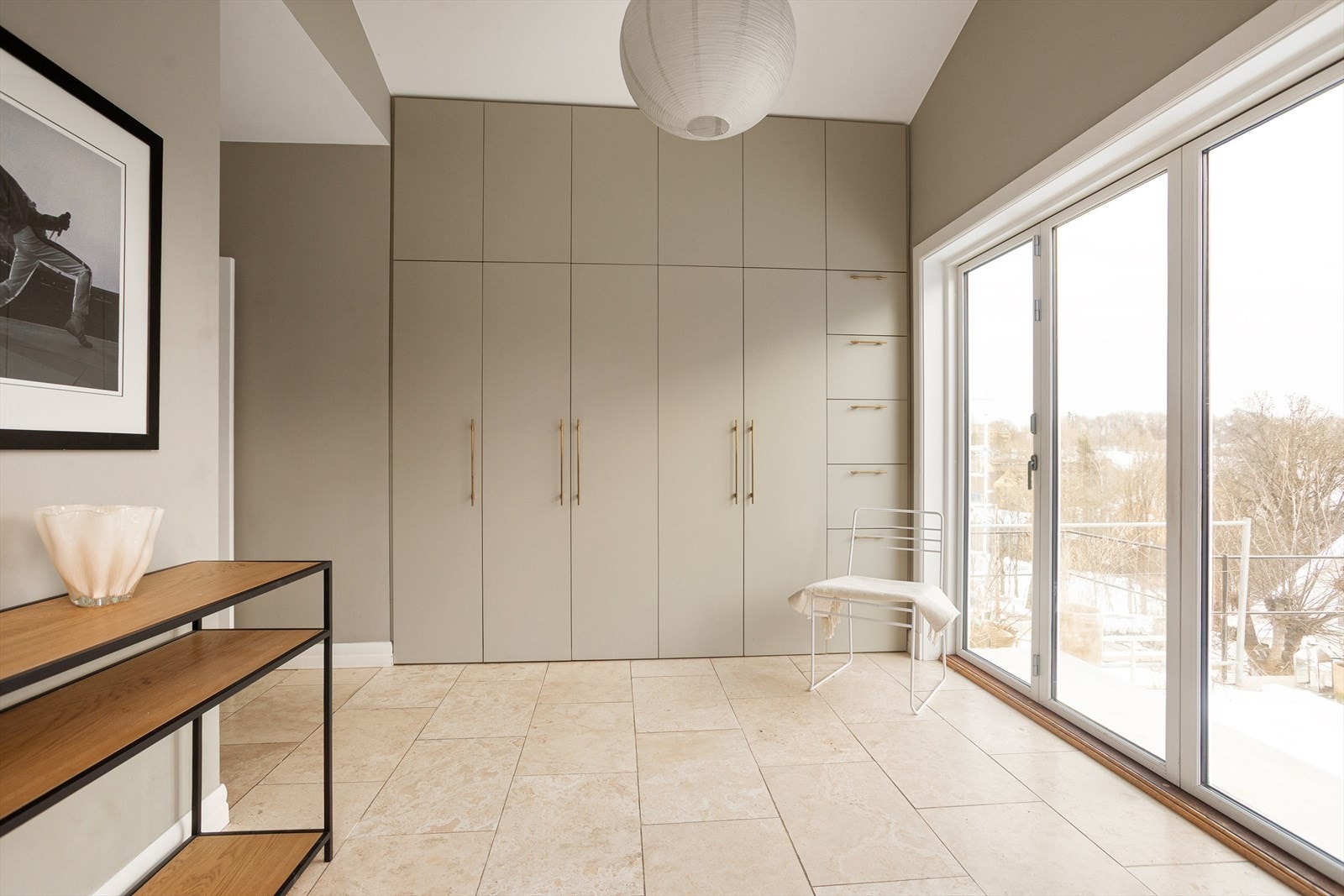 Stilren plassbygget garderobe for enkel og praktisk lagring av ytterklær. Galleribilde