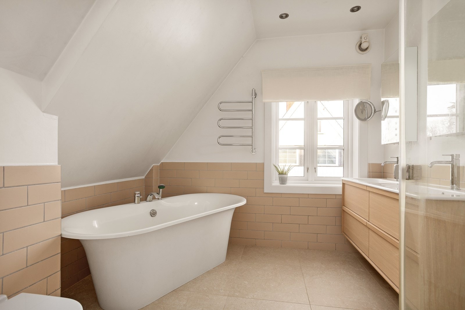 Elegant flislagt baderom med varmekabler i gulvene og downlights i himlingen. Galleribilde