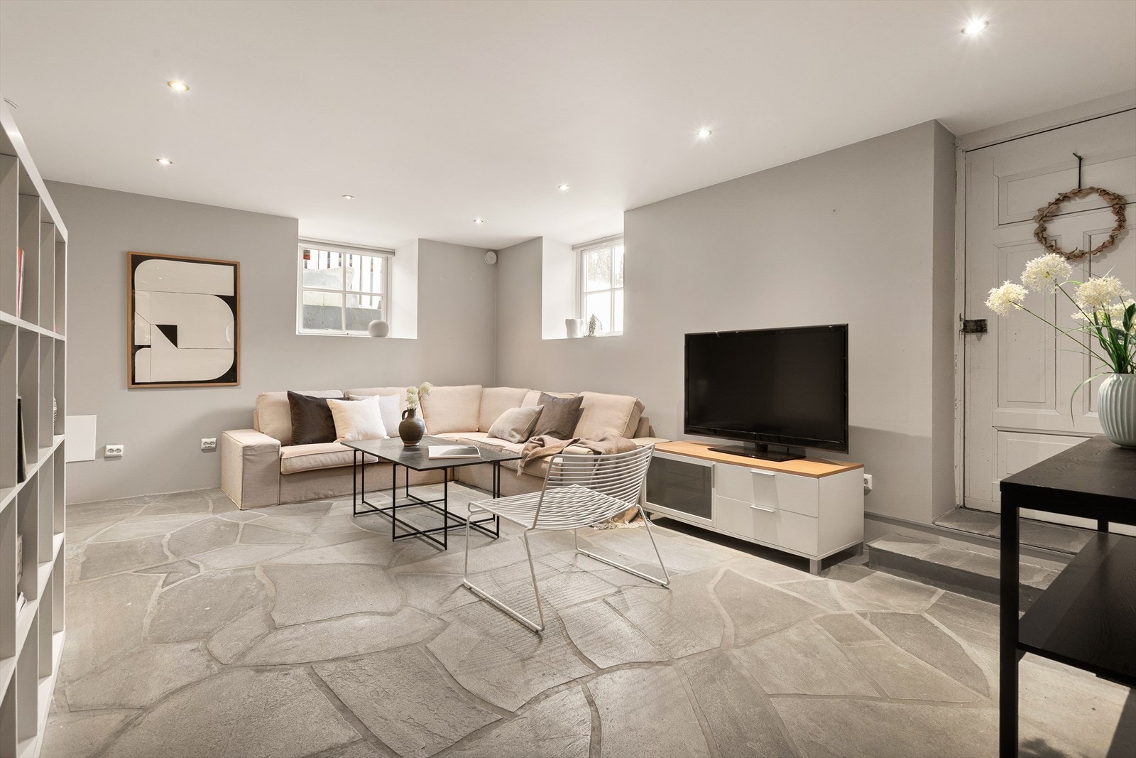 Underetasjen har egen inngang og er godkjent for varig opphold. Galleribilde