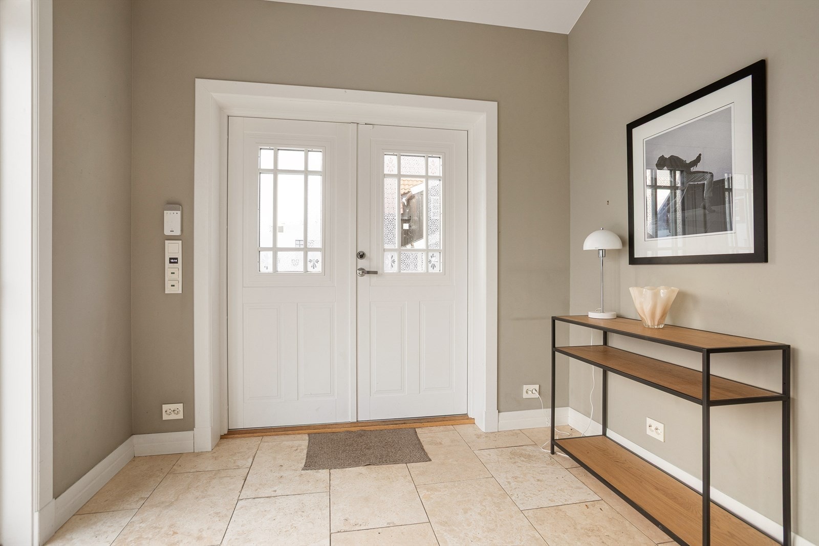 Delikat flislagt inngangsparti i tidsriktig utførelse. Galleribilde