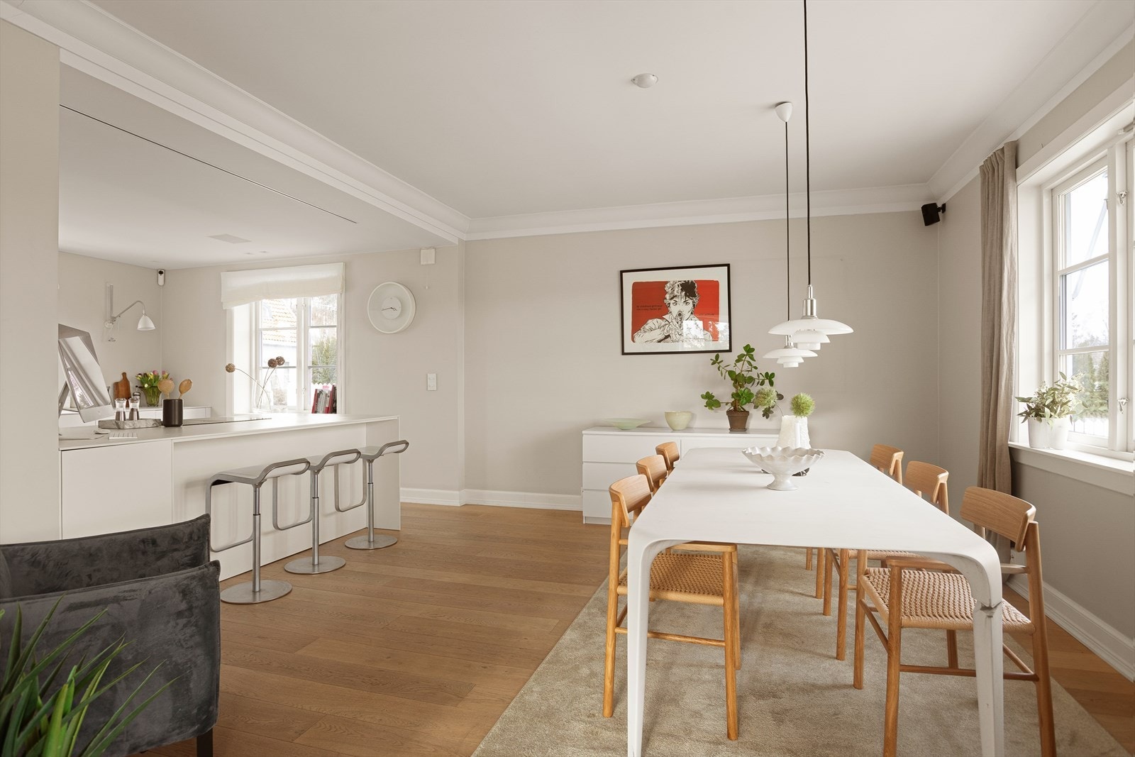 Kjøkken og spisestue ligger i åpen løsning som gir en god romfølelse. Galleribilde