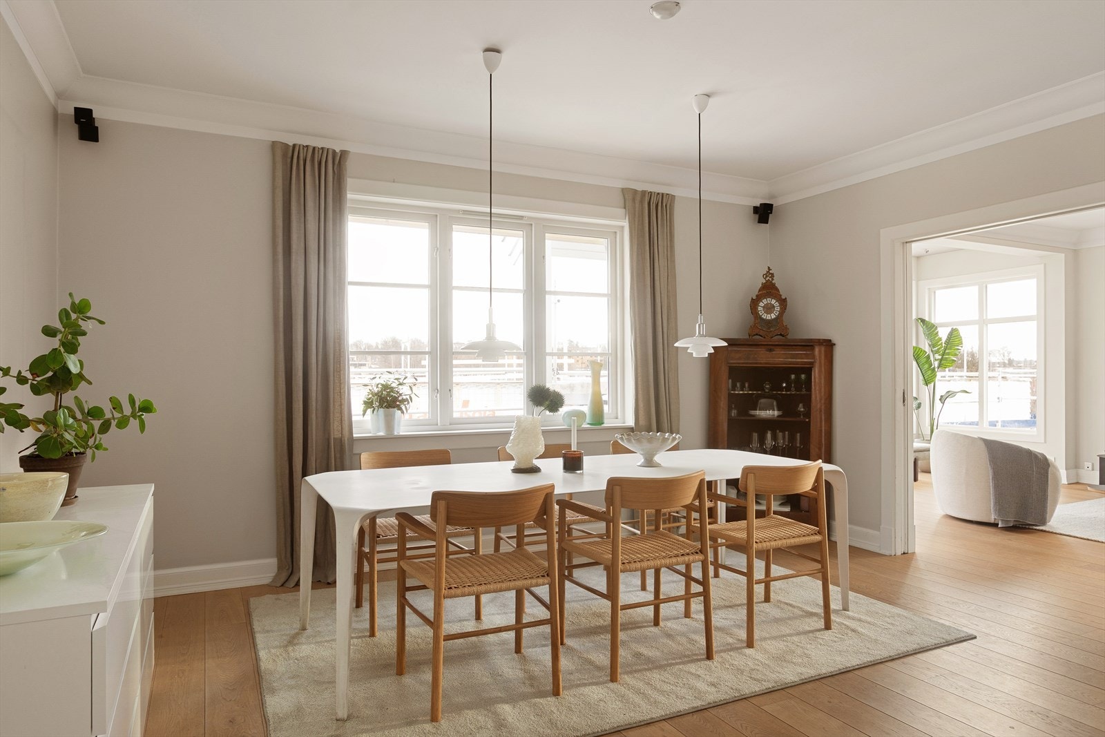 De store vindusflatene gir godt lysinnslipp i hele boligen. Galleribilde