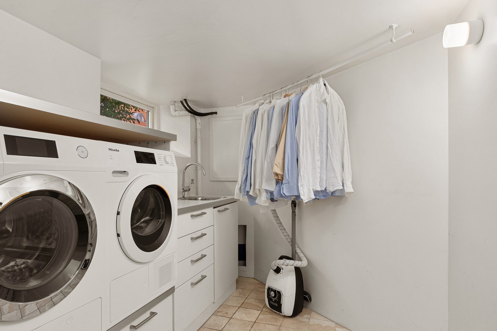 Praktisk vaskerom i underetasjen med opplegg for vaskemaskin og tørketrommel. Galleribilde