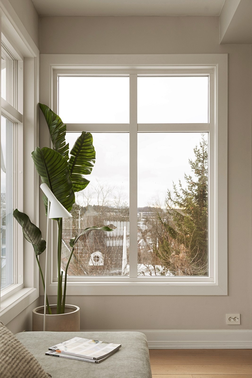 Boligen ligger høyt i terrenget og har flott utsikt gjennom de store vindusflatene. Galleribilde