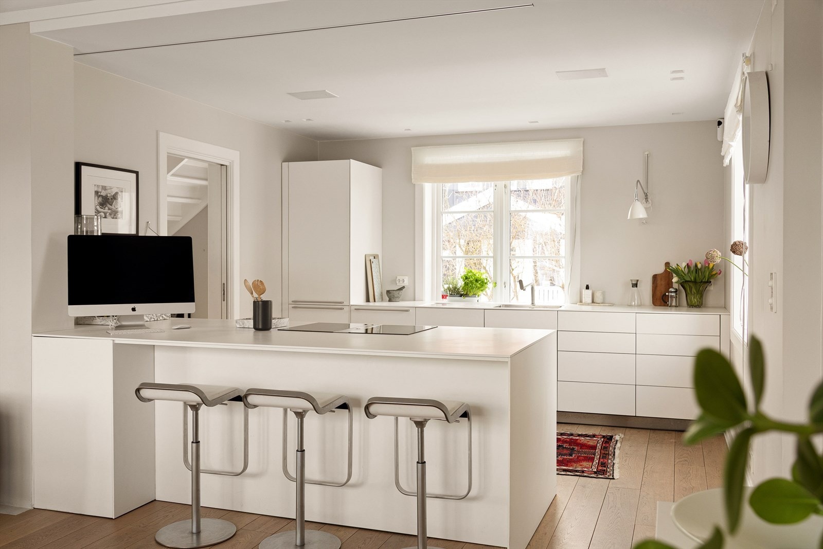 Tidsriktig glatt innredning med soft close, nedfelt induksjonstopp og integrerte hvitevarer. Galleribilde