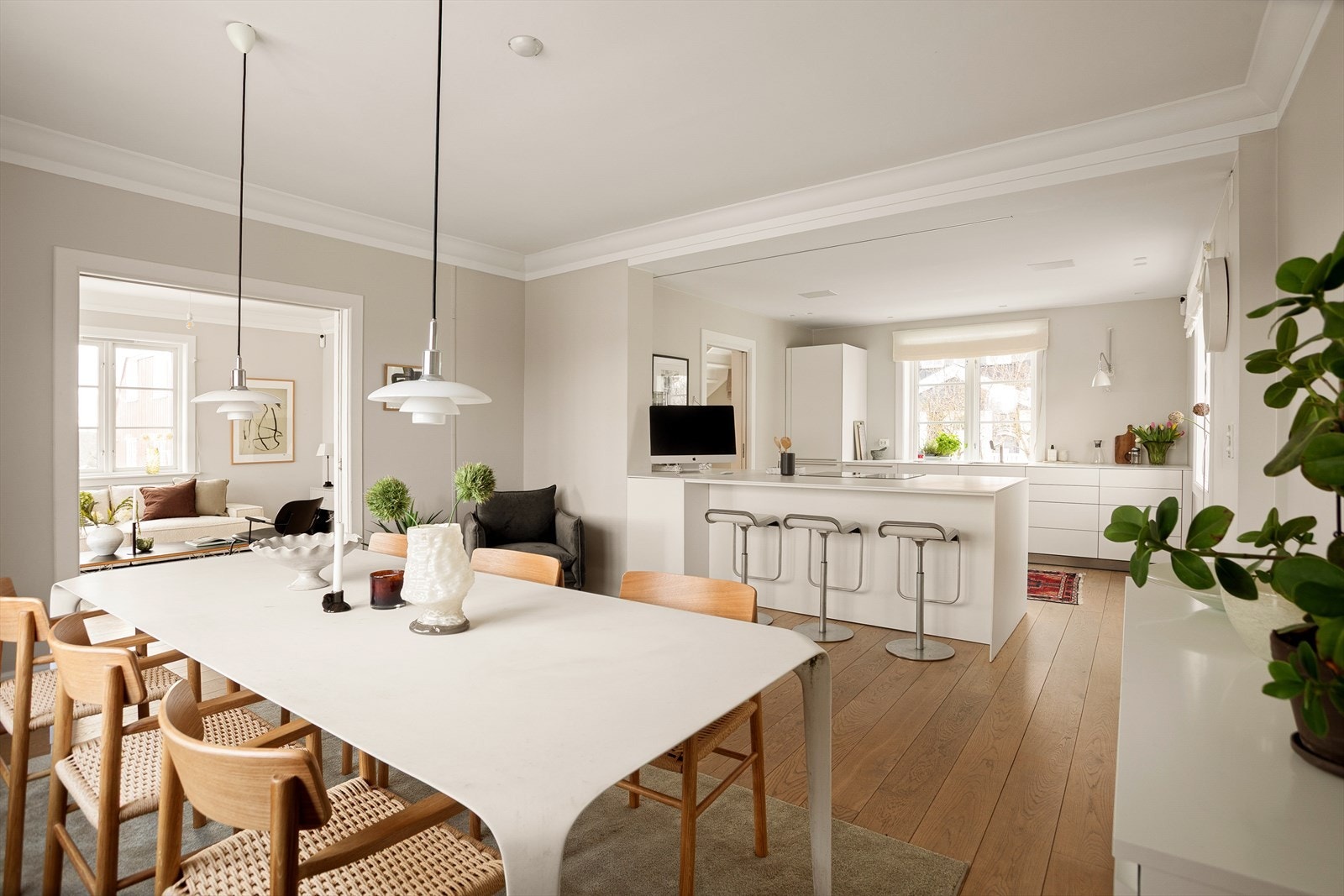 Doble skyvedører skiller enkelt stuen fra spisestuen. Galleribilde