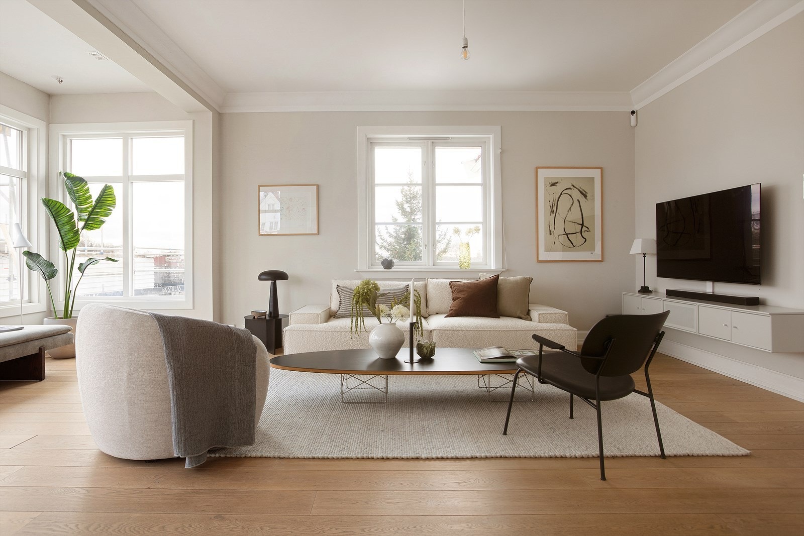 Romslig stue med flere alternative møbleringsløsninger. Galleribilde