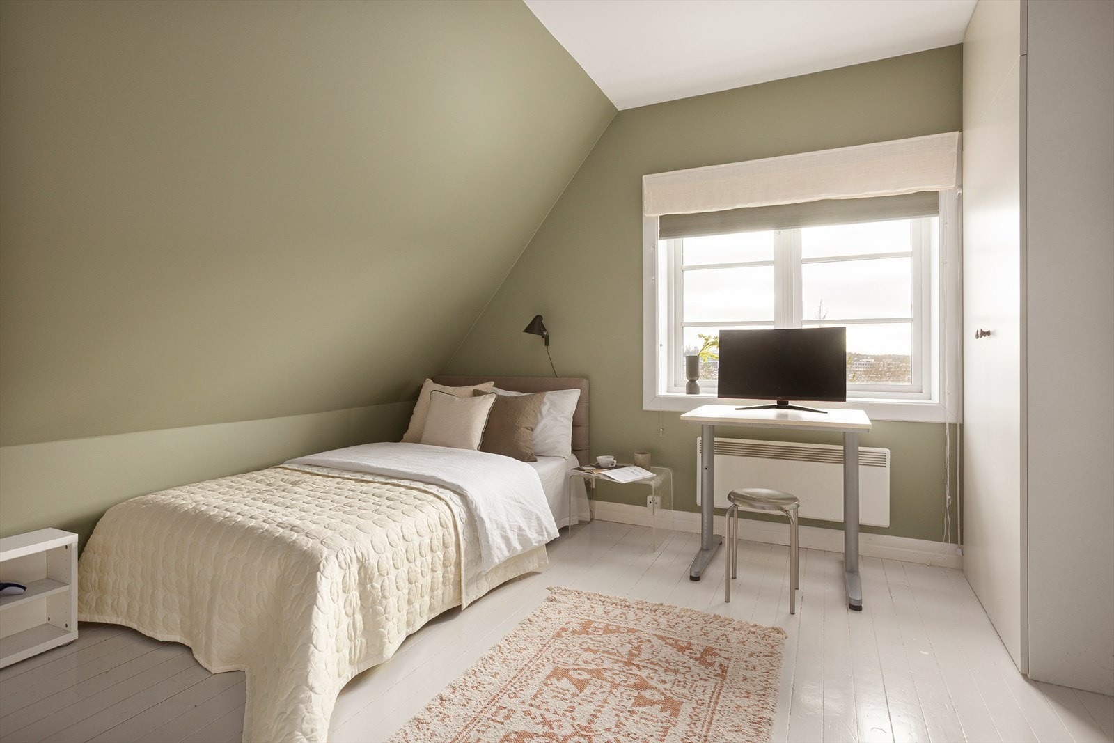 Soverom av god størrelse med plassbygget garderobeskap. Galleribilde