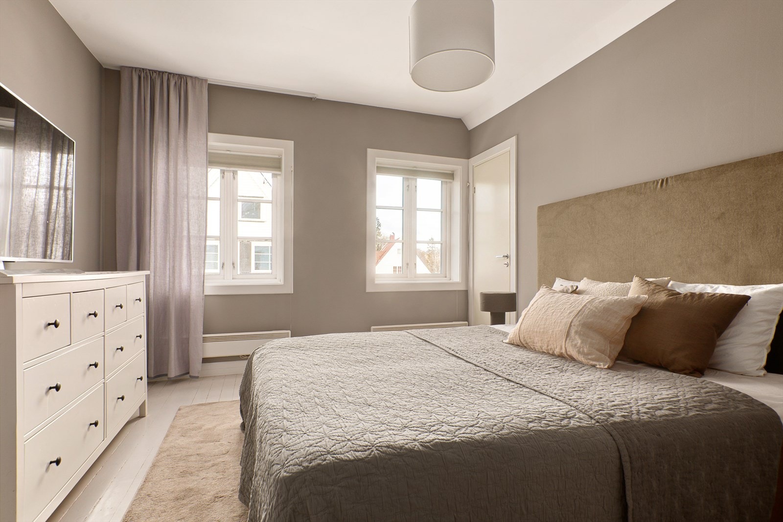 Store vinduer slipper rikelig med lys inn. Galleribilde