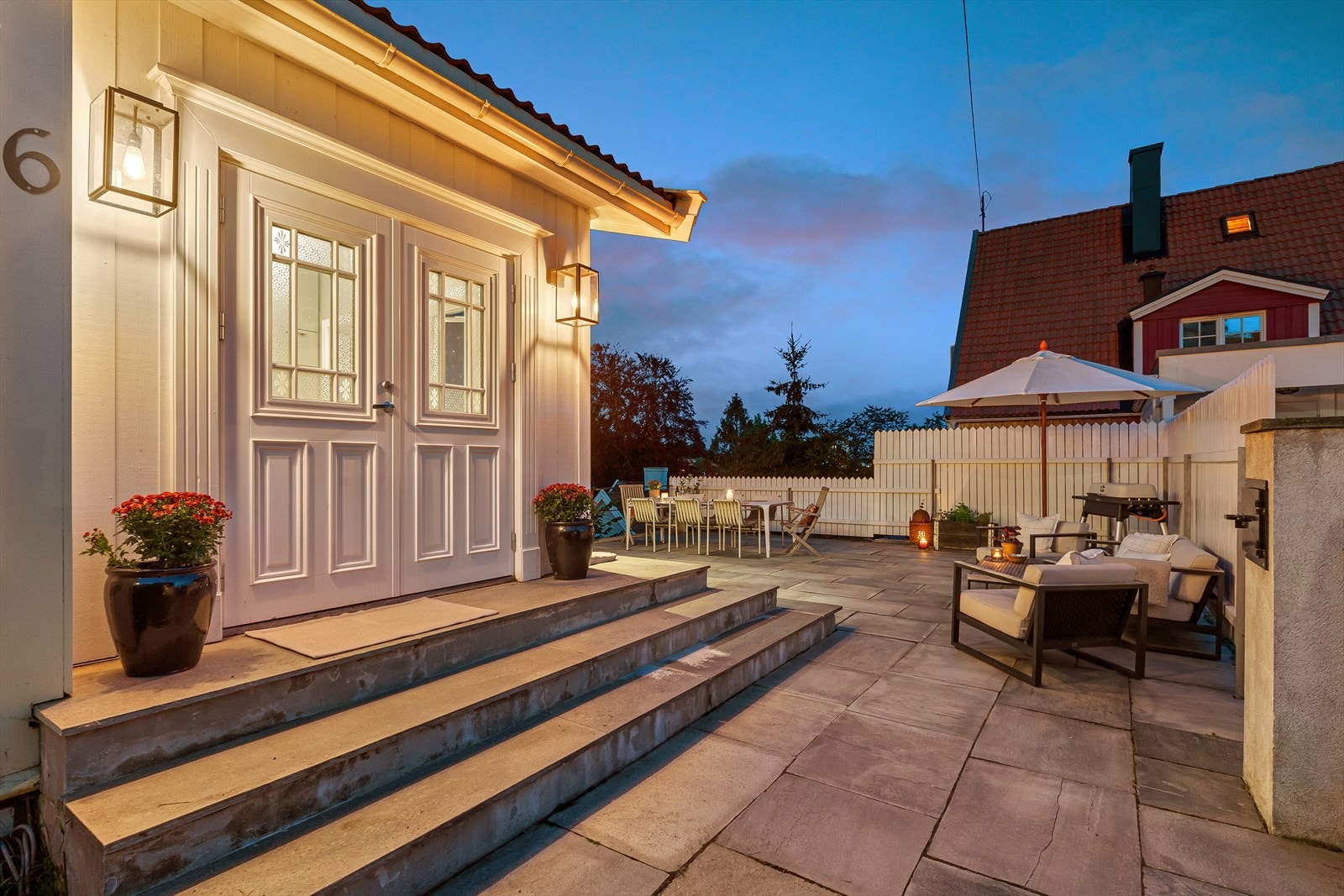 Innbydende inngangsparti med pent opparbeidede utearealer. Galleribilde