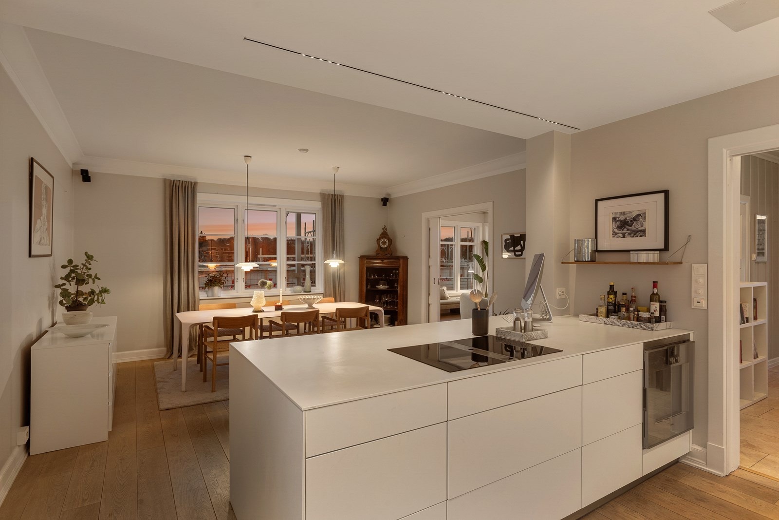 Lekkert farge- og materialvalg med slette overflater og 1-stavs parkett på gulvene. Galleribilde